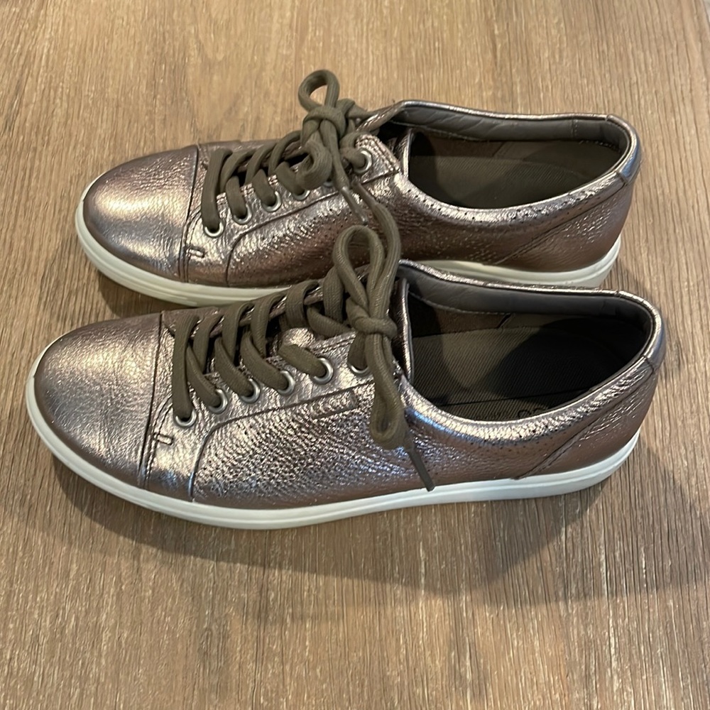 Ecco soft 7 perforated tie sneaker. Size 7. Metallic color